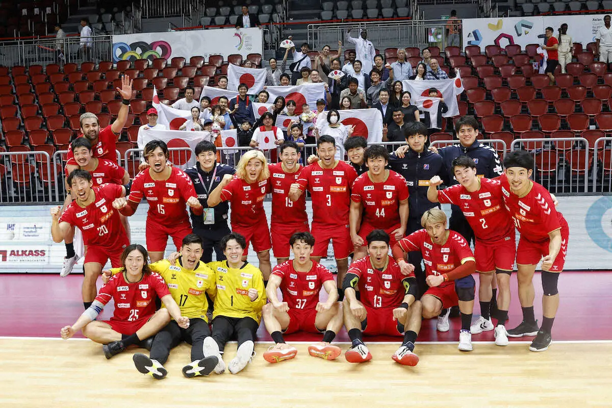 　ハンドボールのパリ五輪男子アジア予選で決勝進出を喜ぶ日本代表の選手たち＝カタール（C）JHA/Yukihito　TAGUCHI提供・共同