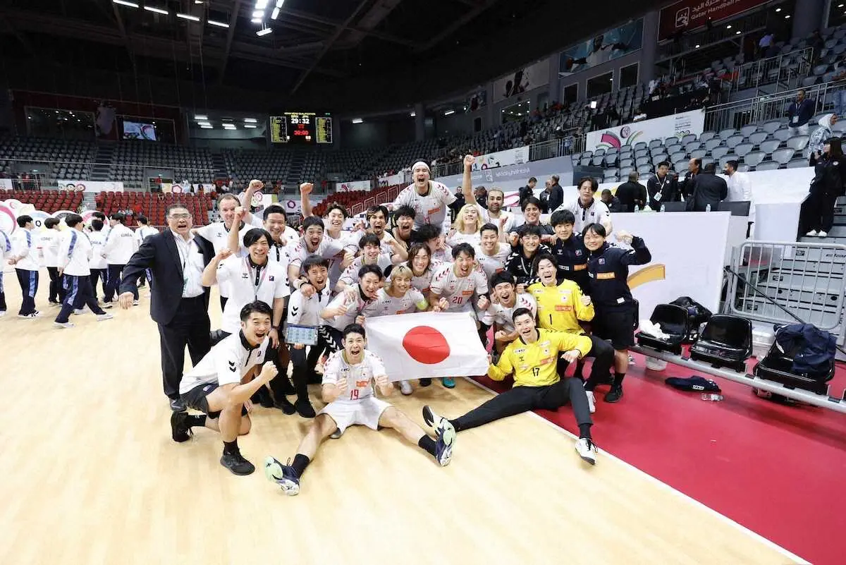 パリ五輪出場を決めて喜ぶハンドボール男子の日本代表選手ら（C）JHA/Yukihito　Taguchi