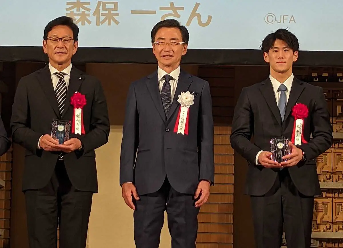 授賞式でフォトセッションに臨む（左から）栗山英樹氏、服部真二氏、橋本大輝