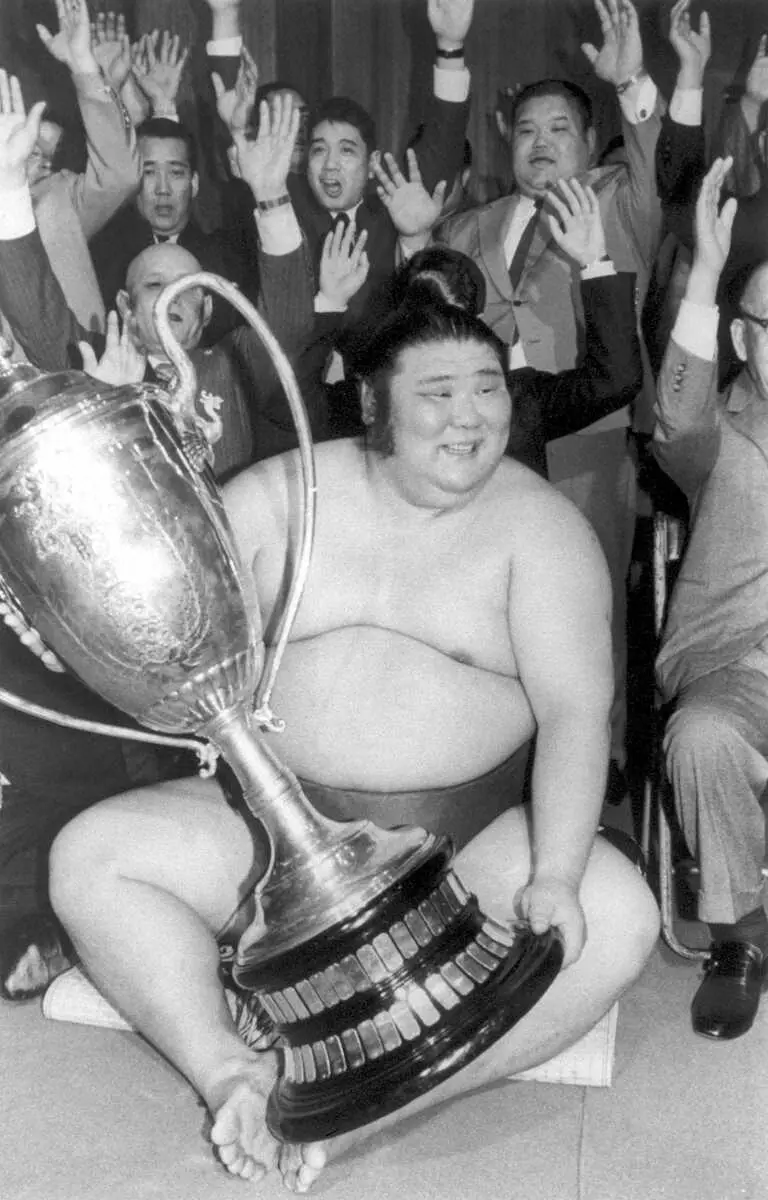 1985年3月、大相撲春場所で初優勝し、賜杯を手に笑顔の朝潮