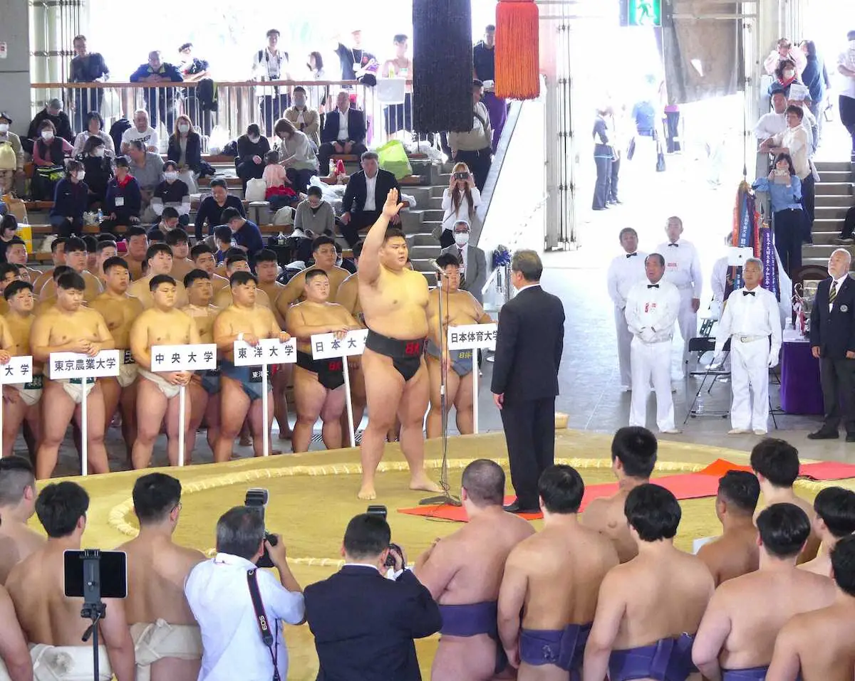 全国学生相撲選手権大会の開会式。土俵上は選手宣誓を行う日大の草野直哉主将