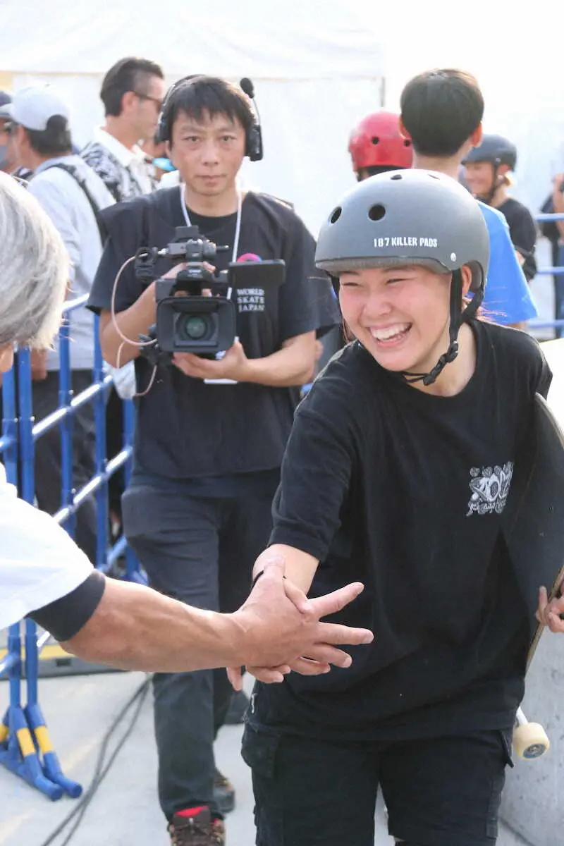 ＜スケートボード・パークマイナビ日本選手権最終日＞女子で3連覇を果たし、関係者とタッチし笑顔の草木ひなの