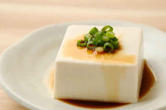 
                            低カロリー・安価・高タンパクな優秀食材である豆腐。豆腐には主に「木綿」と「絹」の2種類がありますが、果たしてどっちの方が栄養があるのでしょうか？ ダイエットに適しているのでしょうか？『豆腐ダイエット』について紹介している […]
                        