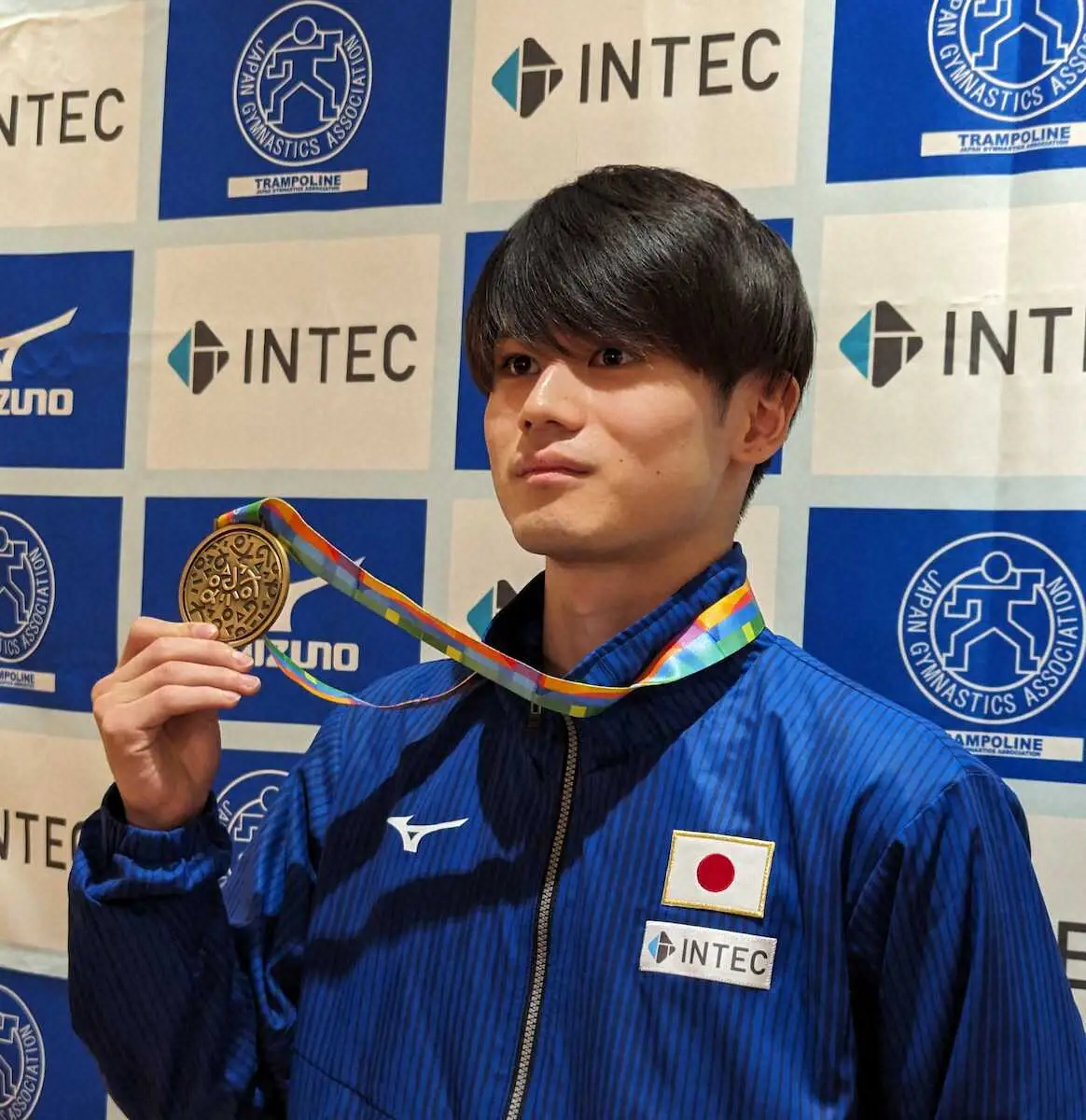世界選手権の銅メダルを手に写真に収まるトランポリン男子・西岡