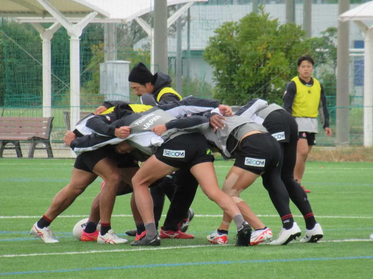 練習でスクラムを組む7人制ラグビーの男子日本代表