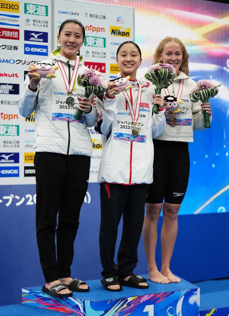 女子200メートル個人メドレーで優勝し笑顔の成田実生（中央、左は2位・大橋悠依、右は3位・エラ・ラムジー）（撮影・沢田　明徳）