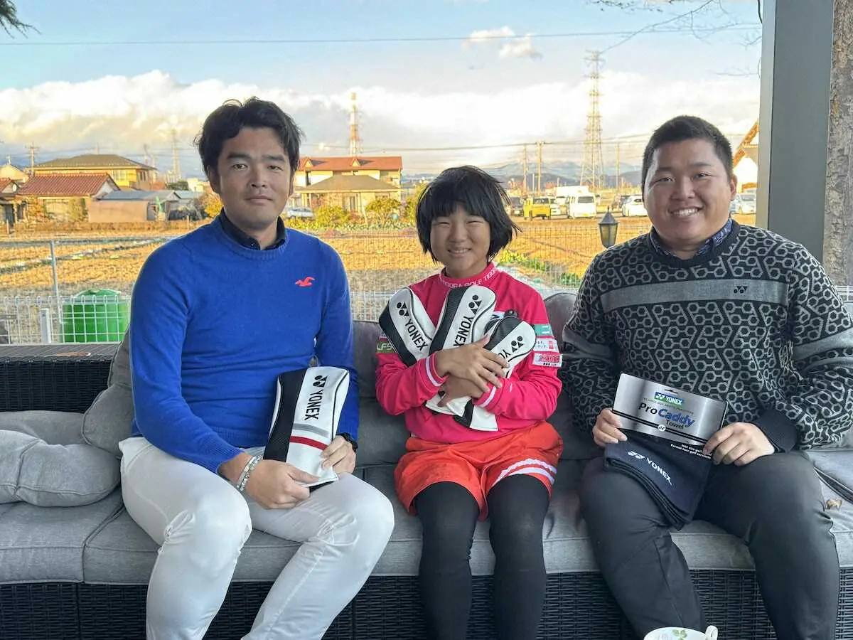 左からヨネックスゴルフ販売促進課の小野泰輔氏、須藤弥勒、ヨネックスクラブフィッターの池田一耶氏