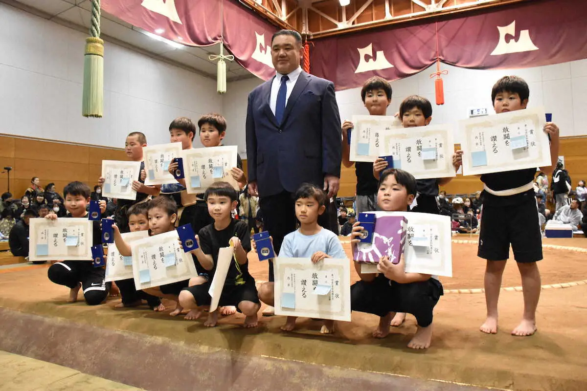 元若の里の西岩親方、念願の「相撲大会」を開催。250人が参加し「青森の未来は明るい」
