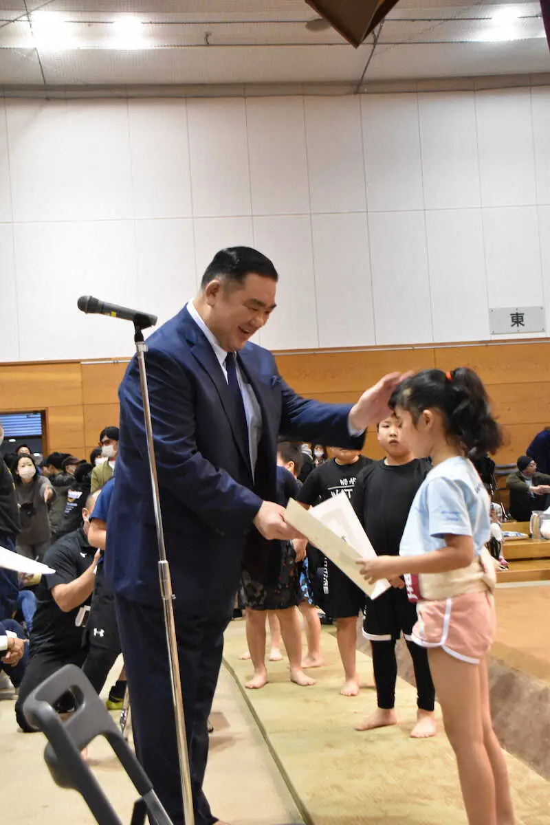 未経験者小学1年の部で優勝した長女・古川花さんに賞状を手渡す元若の里の西岩親方
