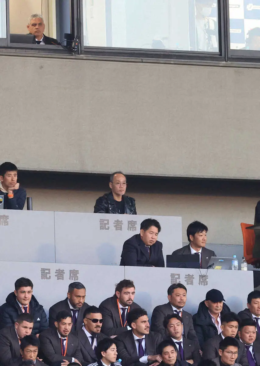 ＜東京ベイ・東京SG＞試合を見るエディ・ジョーンズ氏（右下）とルディケ・東京ベイヘッドコーチ（左上）（撮影・篠原岳夫）