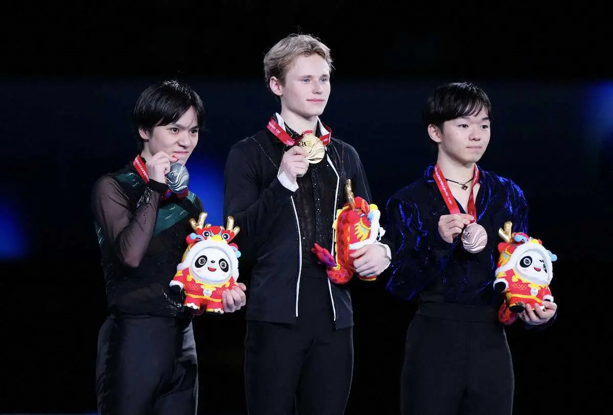 男子フリー、表彰式で笑顔の（左から）宇野昌磨、イリア・マリニン、鍵山優真（撮影・小海途　良幹）