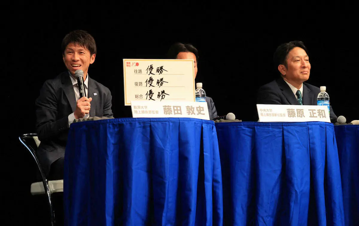 駒大・藤田監督（左端）は目標に完全優勝を掲げ笑顔を見せる（撮影・篠原岳夫）