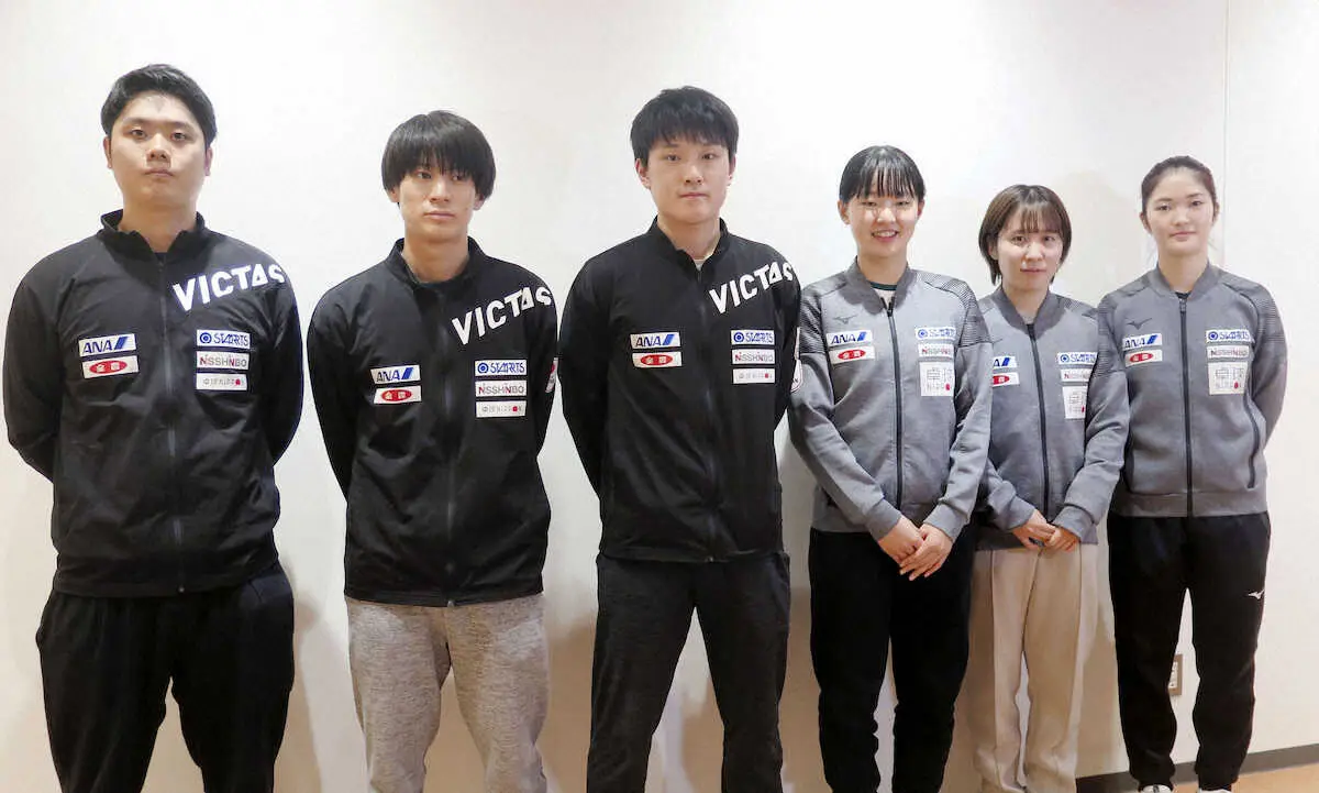 卓球の混合団体W杯から帰国し、取材に応じた張本智和（左から3人目）ら＝11日、羽田空港