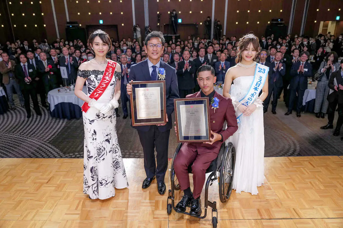 ミス日本グランプリの吉岡さん（左）、ミス日本「水の天使」の竹田さん（右）と写真に納まる栗山氏（中央左）と小田（撮影・木村　揚輔）　
