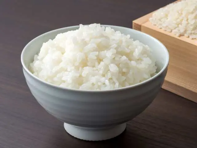 
                            日本人の主食・お米。白いごはんはおいしいですが、気になるウワサも。いわく、カロリーや糖質が高い、栄養価が低いなど。これって本当でしょうか？ 管理栄養士の意見をまとめつつ、白米をダイエットに活かす方法もお届けします。 白米 […]
                        