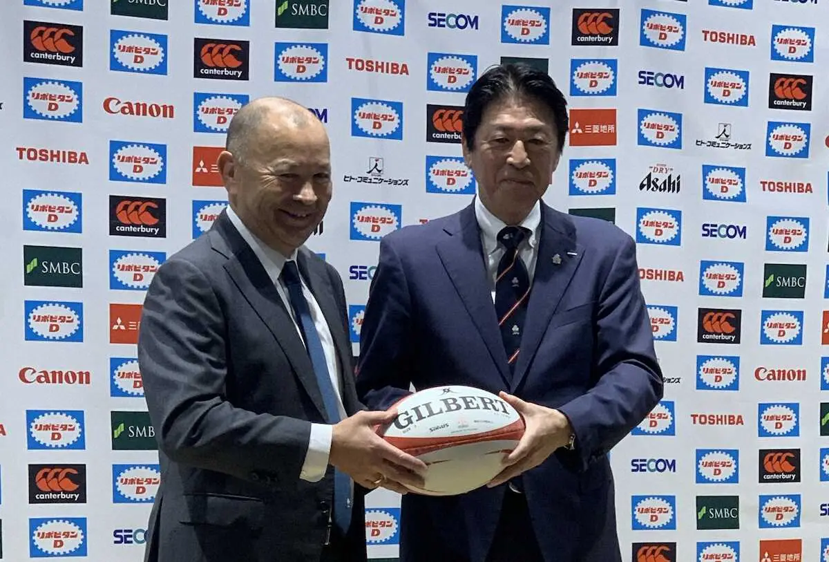 ラグビー日本代表の新ヘッドコーチに就任するエディー・ジョーンズ氏（左）と日本協会の土田雅人会長