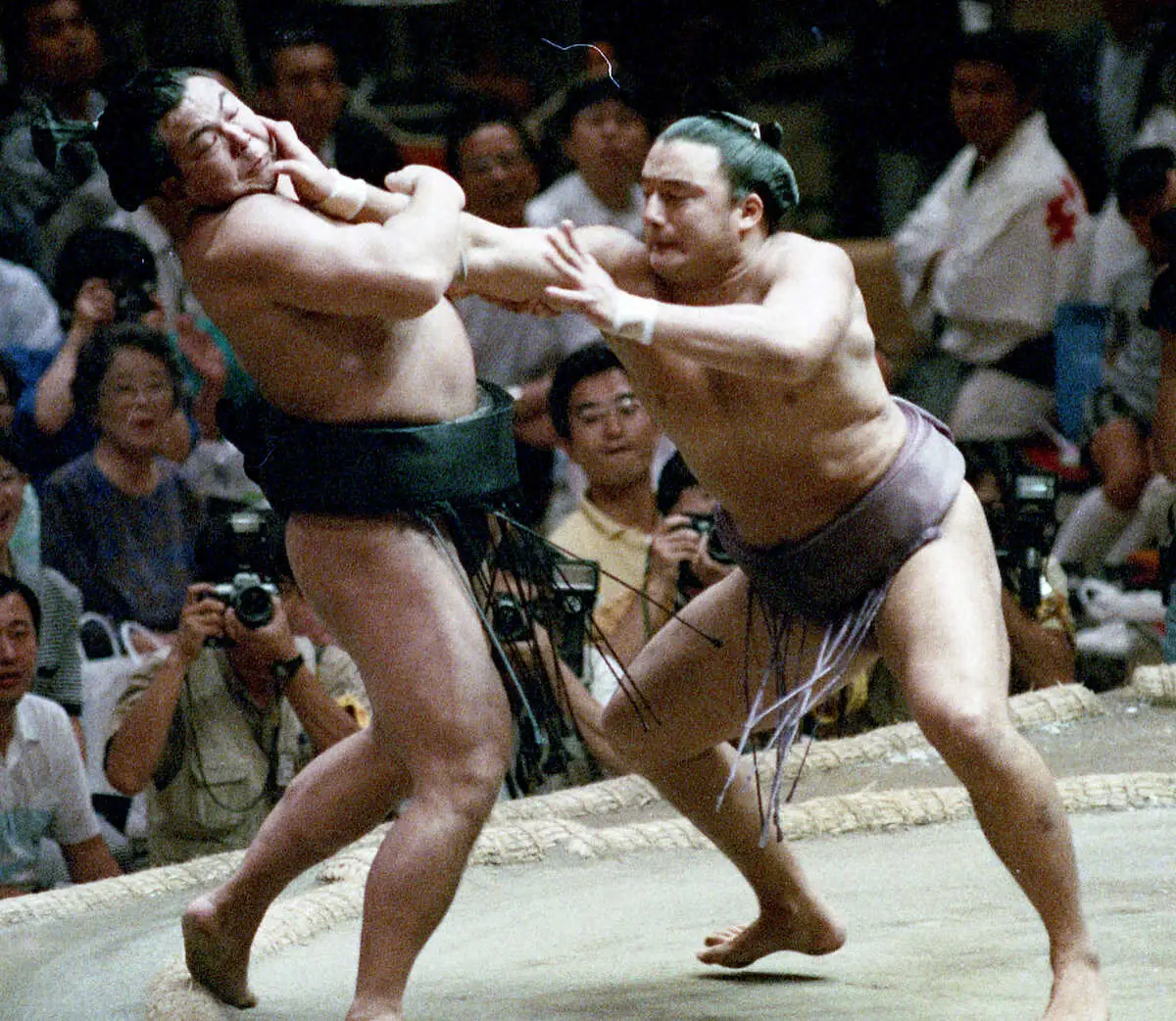 89年秋場所、千代の富士（左）を突っ張りで攻める寺尾