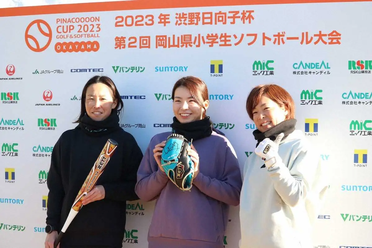渋野日向子杯に登場した（左から）山田恵里さん、渋野日向子、原田のどか