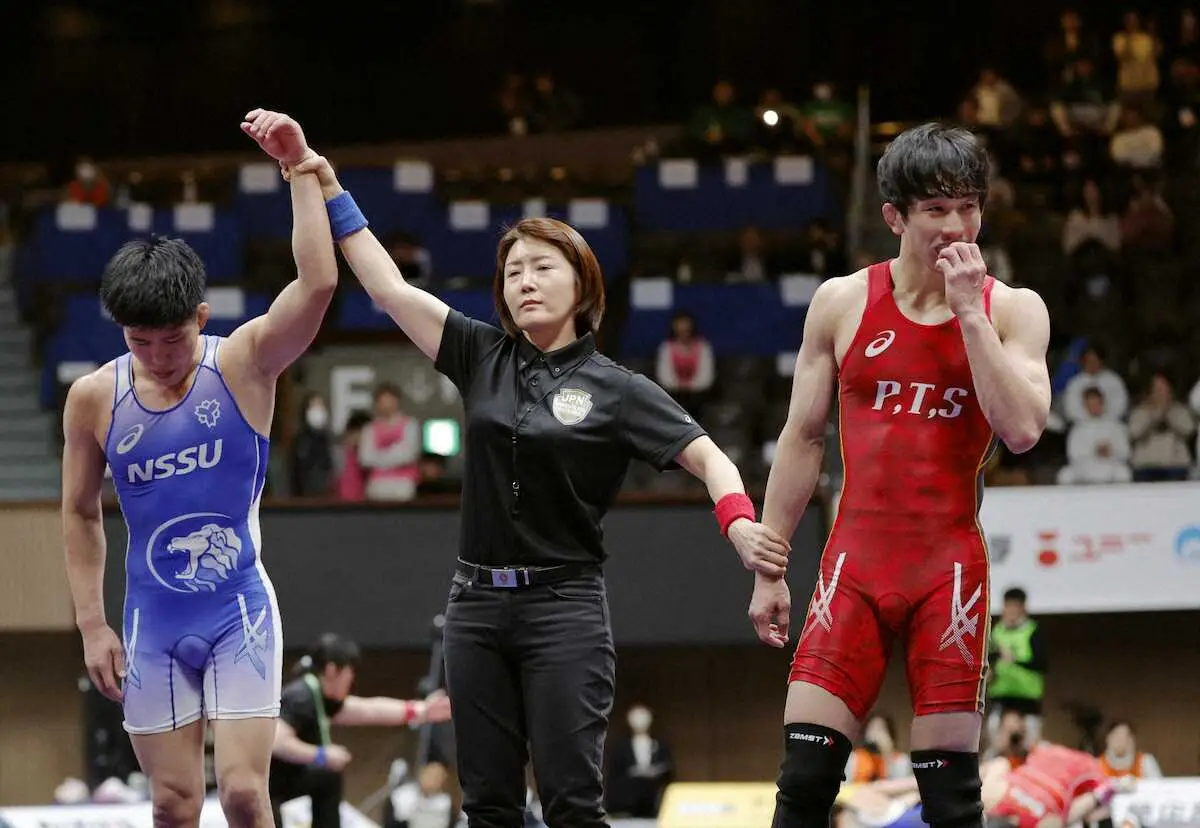 男子フリー65キロ級準決勝で清岡幸大郎（左）に敗れた乙黒拓斗