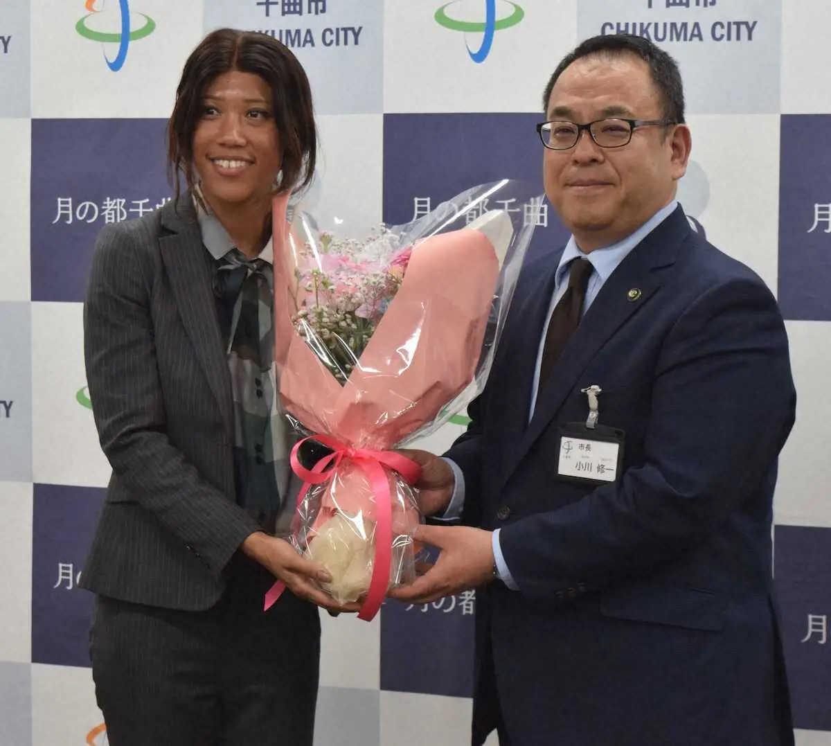 小川市長から花束を受け取る君嶋（左）
