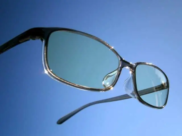 「ブルーライトカットメガネは意味ない」ってホント？眼科専門医の見解は…
