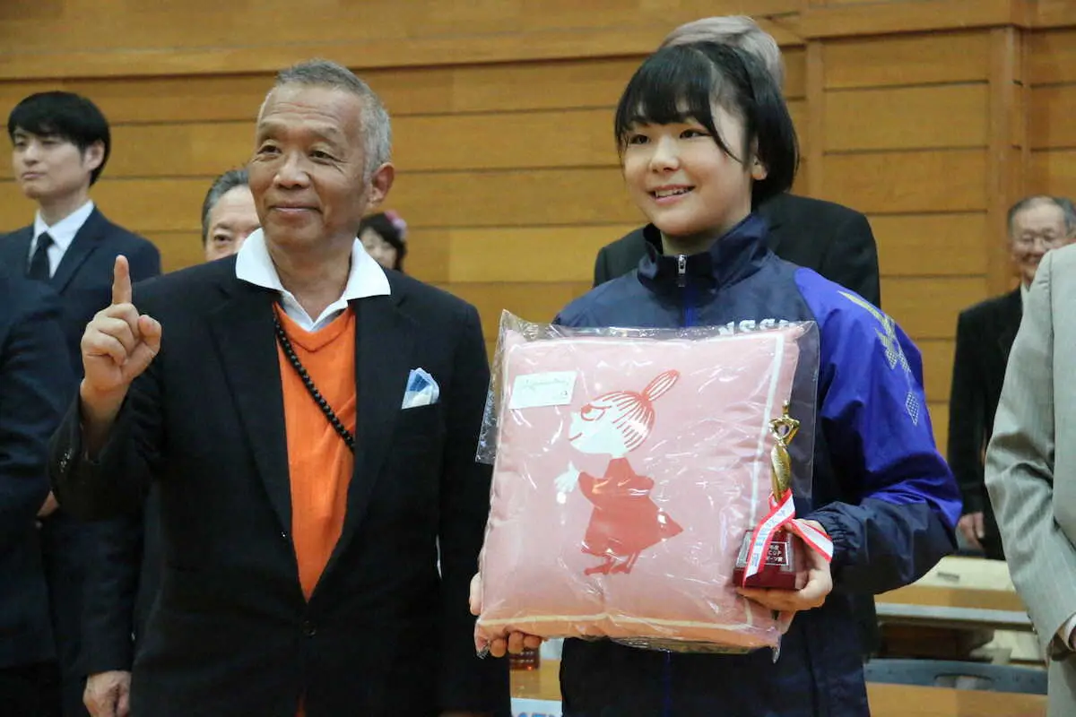＜レスリング東日本大学女子リーグ戦＞3勝して敢闘賞を受賞し、記念品を手に笑顔の藤波朱理（右）。隣はプレゼンターの石井和義氏