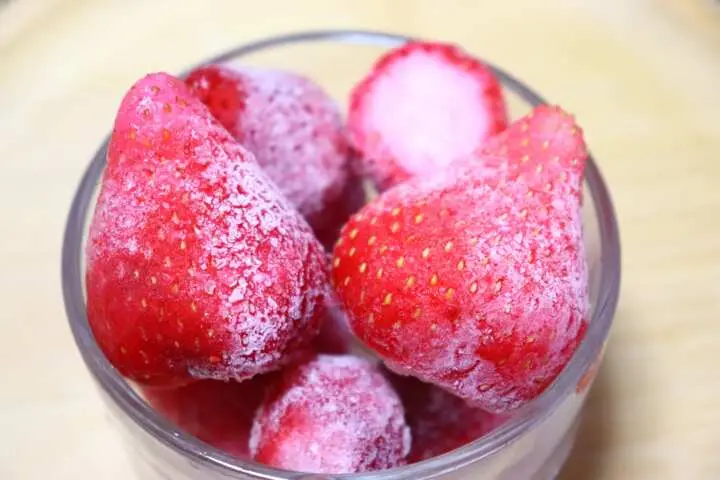 生のフルーツと冷凍したフルーツ、どっちが栄養素が高い？イチゴの冷凍保存方法