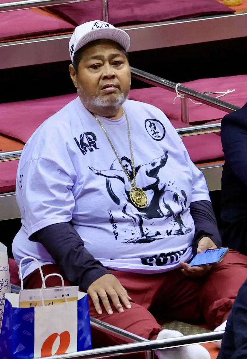 KONISHIKIが大相撲観戦　白髪のひげにキャップ姿　ネット騒然「小錦さん来てる？！」