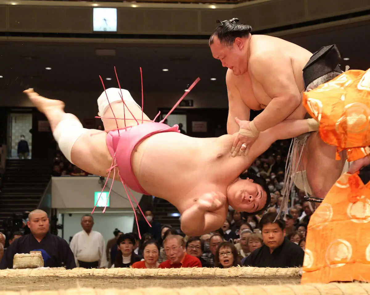 KONISHIKIだけじゃない　相撲観戦に“話題”の人も来場「砂かぶり席で目立つー！」