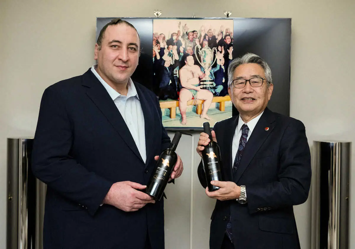 元大関・栃ノ心のレバニ・ゴルガゼ氏がスポニチ東京本社に来社　2・4引退相撲とジョージア・ワインをPR