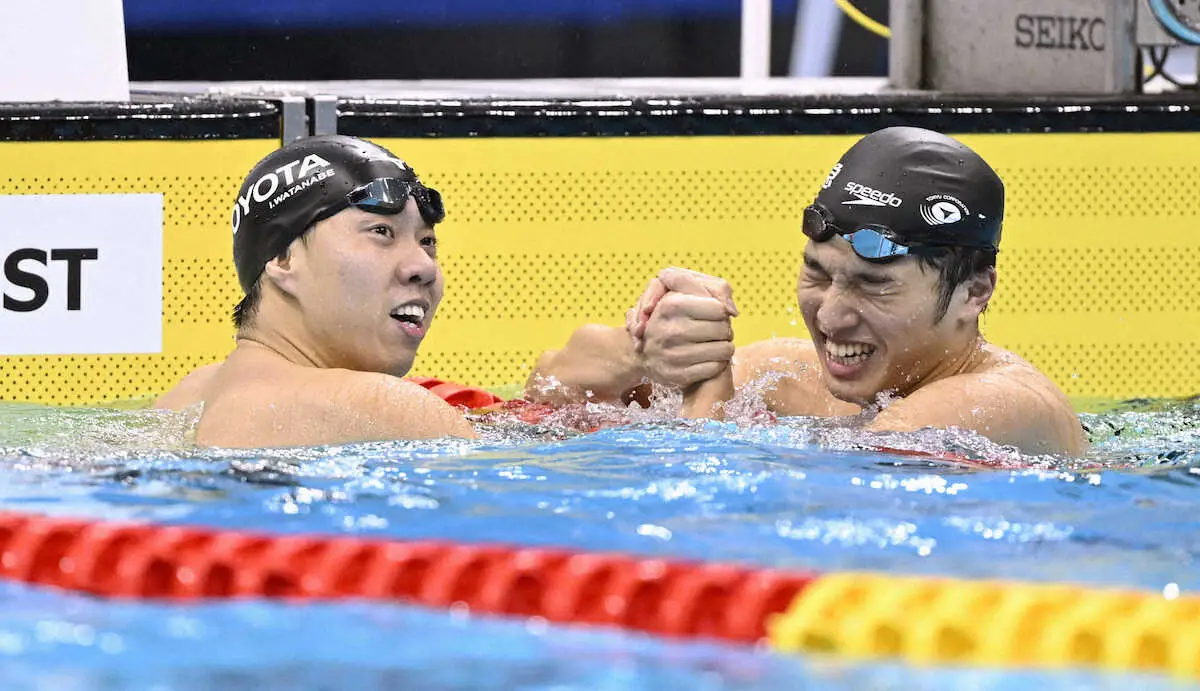 男子200メートル平泳ぎ決勝を終え、渡辺一平（左）と健闘をたたえ合う深沢大和