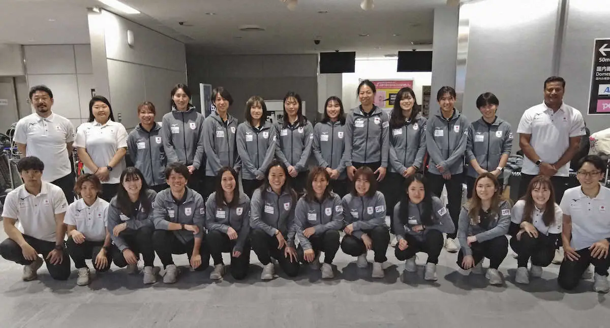 パリ五輪最終予選を終えて帰国し、記念撮影に納まるホッケー女子日本代表ら
