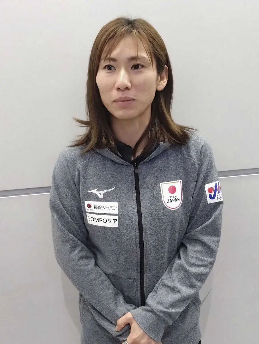 パリ五輪最終予選を終えて帰国し、取材に応じるホッケー女子日本代表主将の永井友理