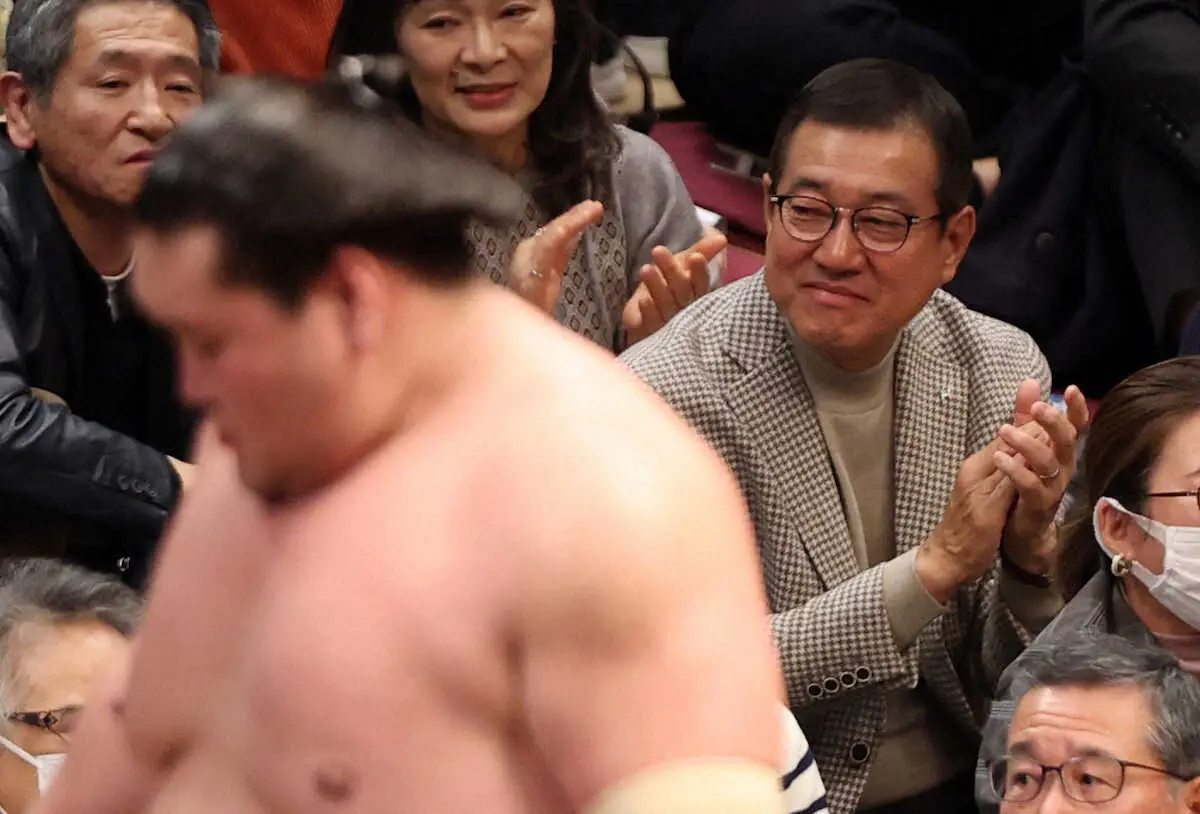 大相撲初場所　話題の著名人映り込み　12日目は前巨人監督“参戦”にネット注目「たのしそうに」