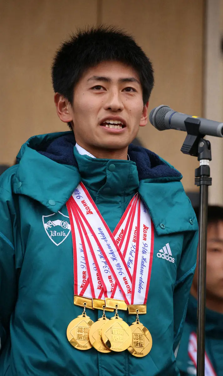 18年、青学大の箱根駅伝優勝報告会で4つの金メダルを首からかけてあいさつする田村