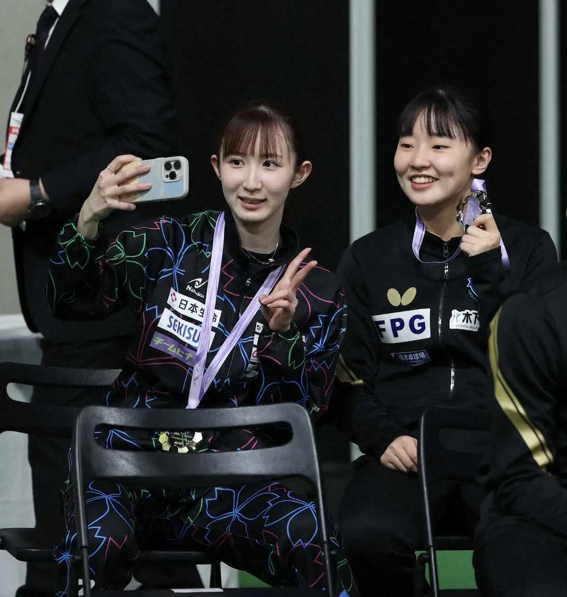 ＜卓球全日本選手権最終日＞表彰式で笑顔の早田ひな（左）と張本美和（撮影・小海途　良幹）
