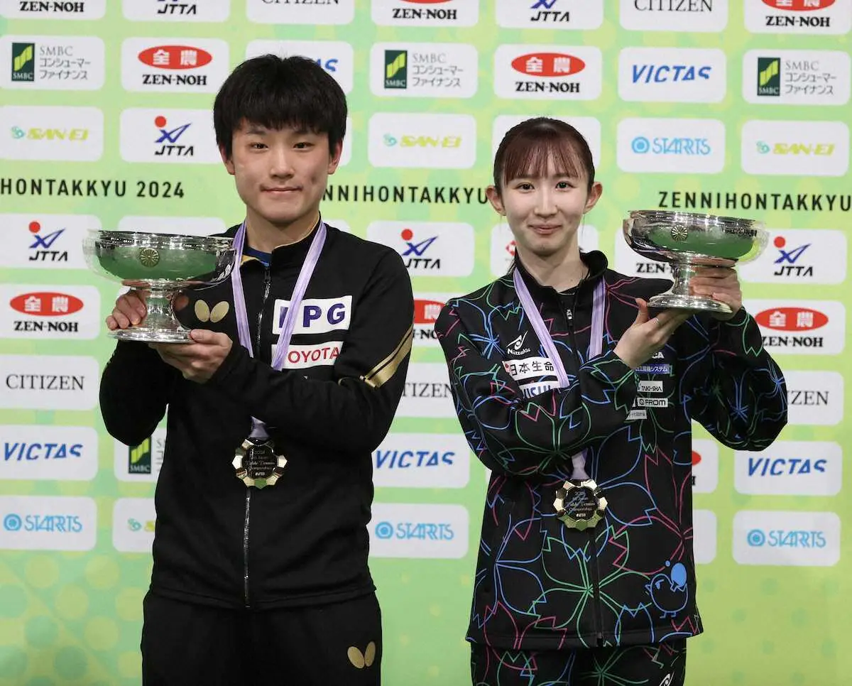 ＜卓球全日本選手権最終日＞表彰式で笑顔の張本智和（左）と早田ひな（撮影・小海途　良幹）