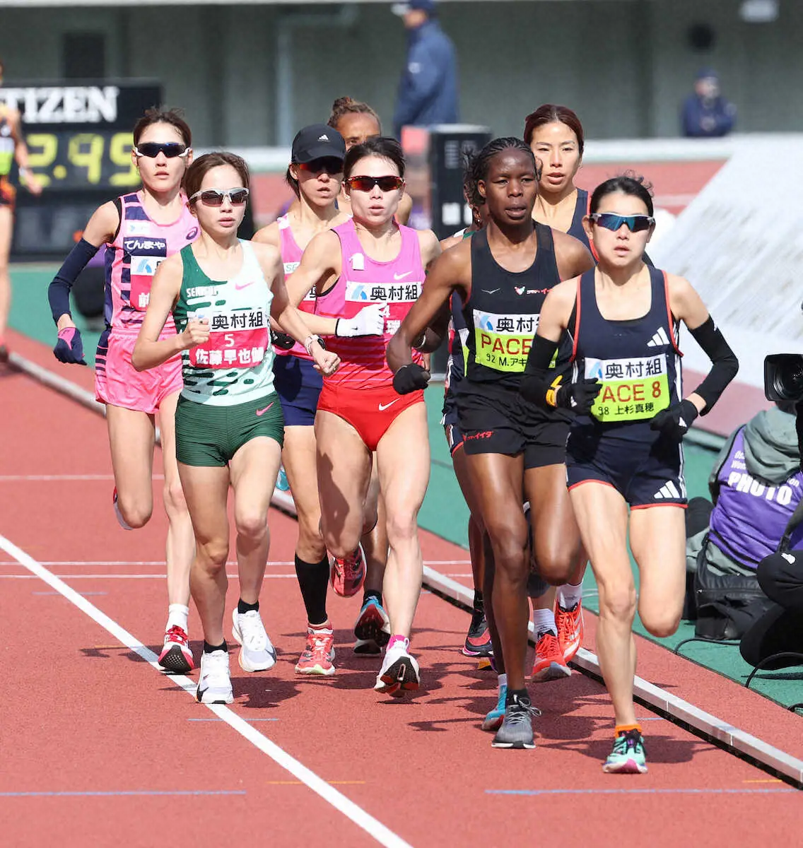 ＜第43回大阪国際女子マラソン＞スタートを切ったペースメーカーの新谷（右から2人目）、前田（左）、佐藤（左から2人目）、松田（中央）ら（撮影・平嶋　理子）　