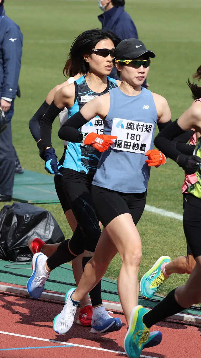 ＜第43回大阪国際女子マラソン＞スタートを切った川内侑子（左）（撮影・平嶋　理子）　