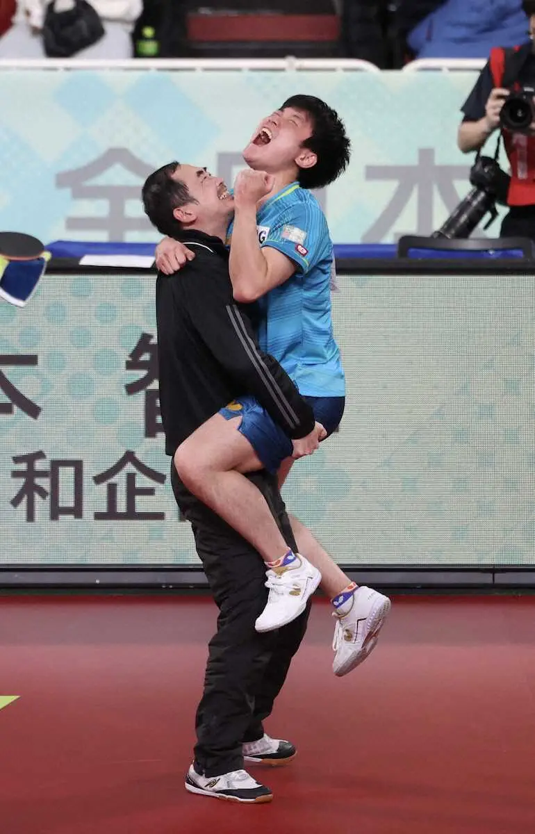 男子シングルスで6大会ぶりに優勝した張本智和（右）（撮影・小海途　良幹）