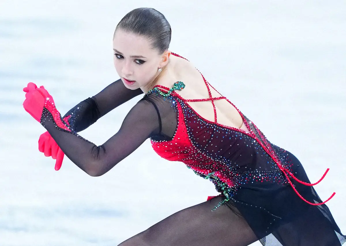 22年、北京冬季五輪で演技をするカミラ・ワリエワ