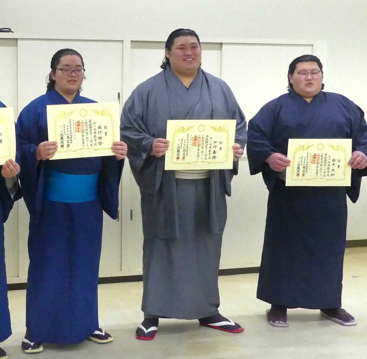 相撲教習所の卒業式に出席した（左から）嶋村、大の里、安大翔（撮影・前川　晋作）