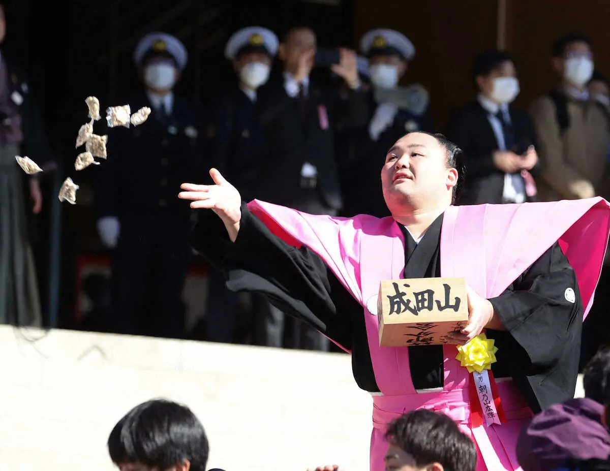 朝乃山が成田山の節分会に初参加「人がすごい中で豆をまけるのはうれしい」大河ドラマ俳優と“共演”