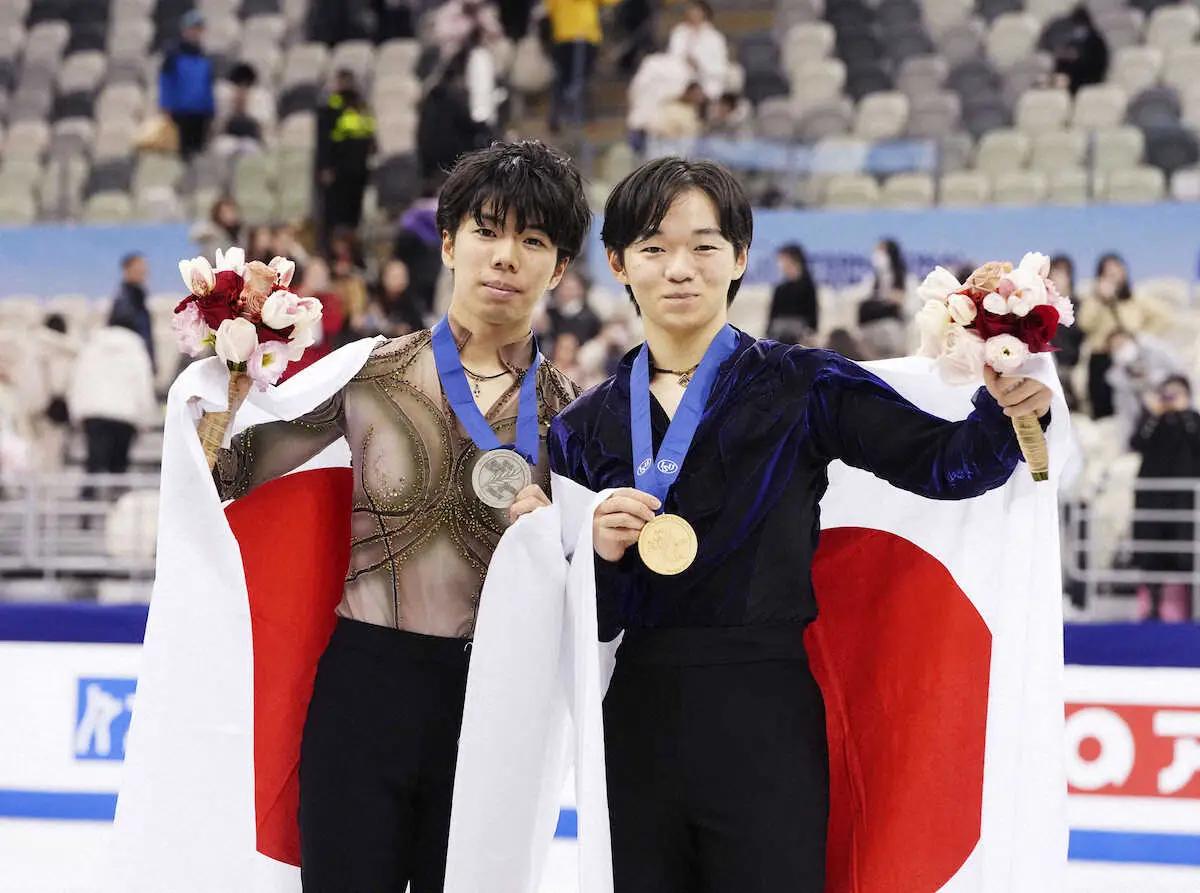 メダルを手に笑顔を見せる男子で優勝した鍵山優真（右）と2位の佐藤駿（共同）