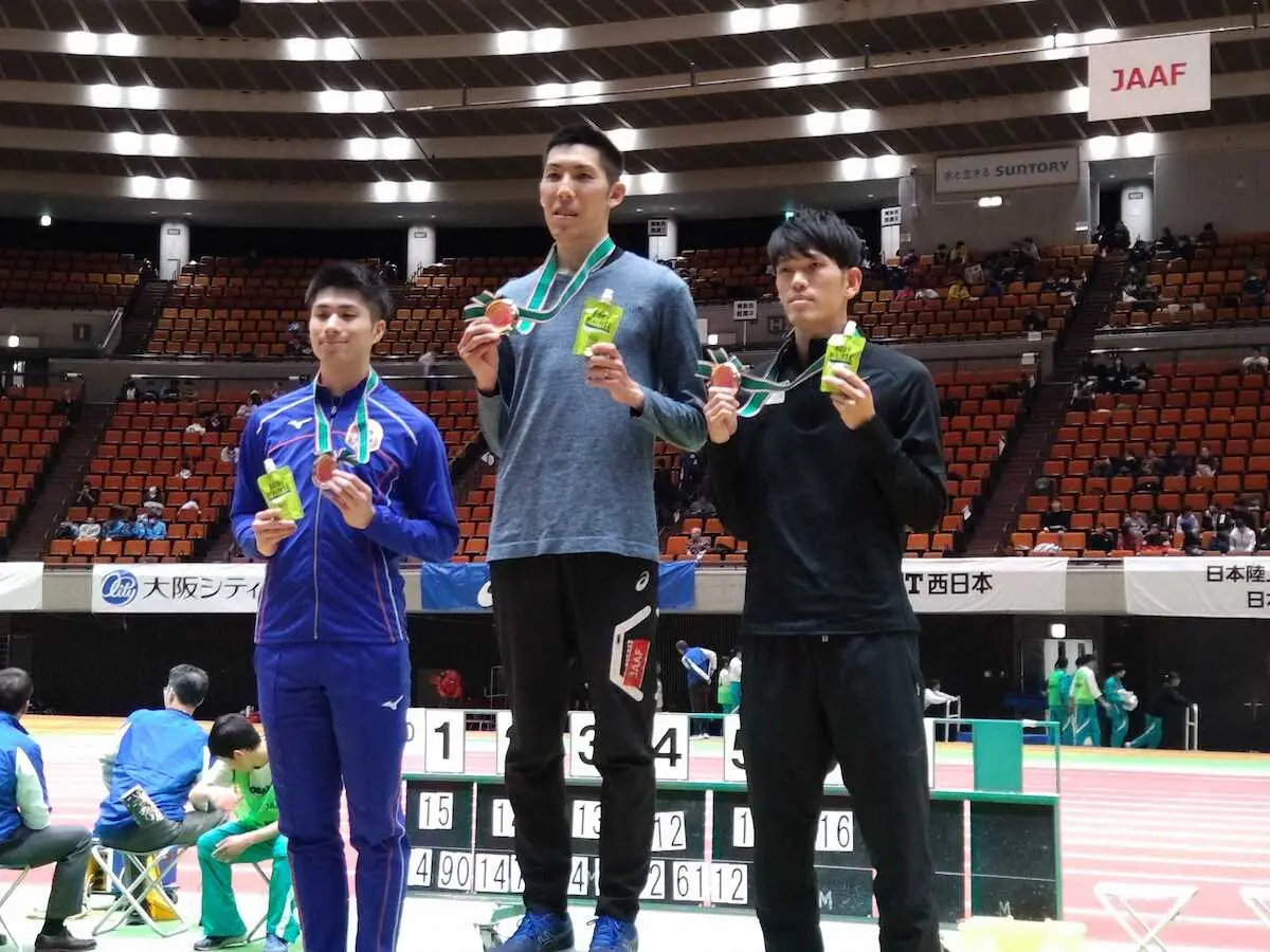 男子高跳びの表彰式。左から2位・長谷川、優勝した衛藤、3位の真野