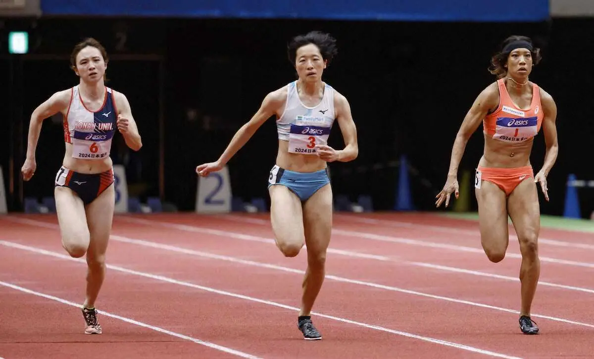女子60メートル決勝を7秒38で制した鶴田玲美（中央）