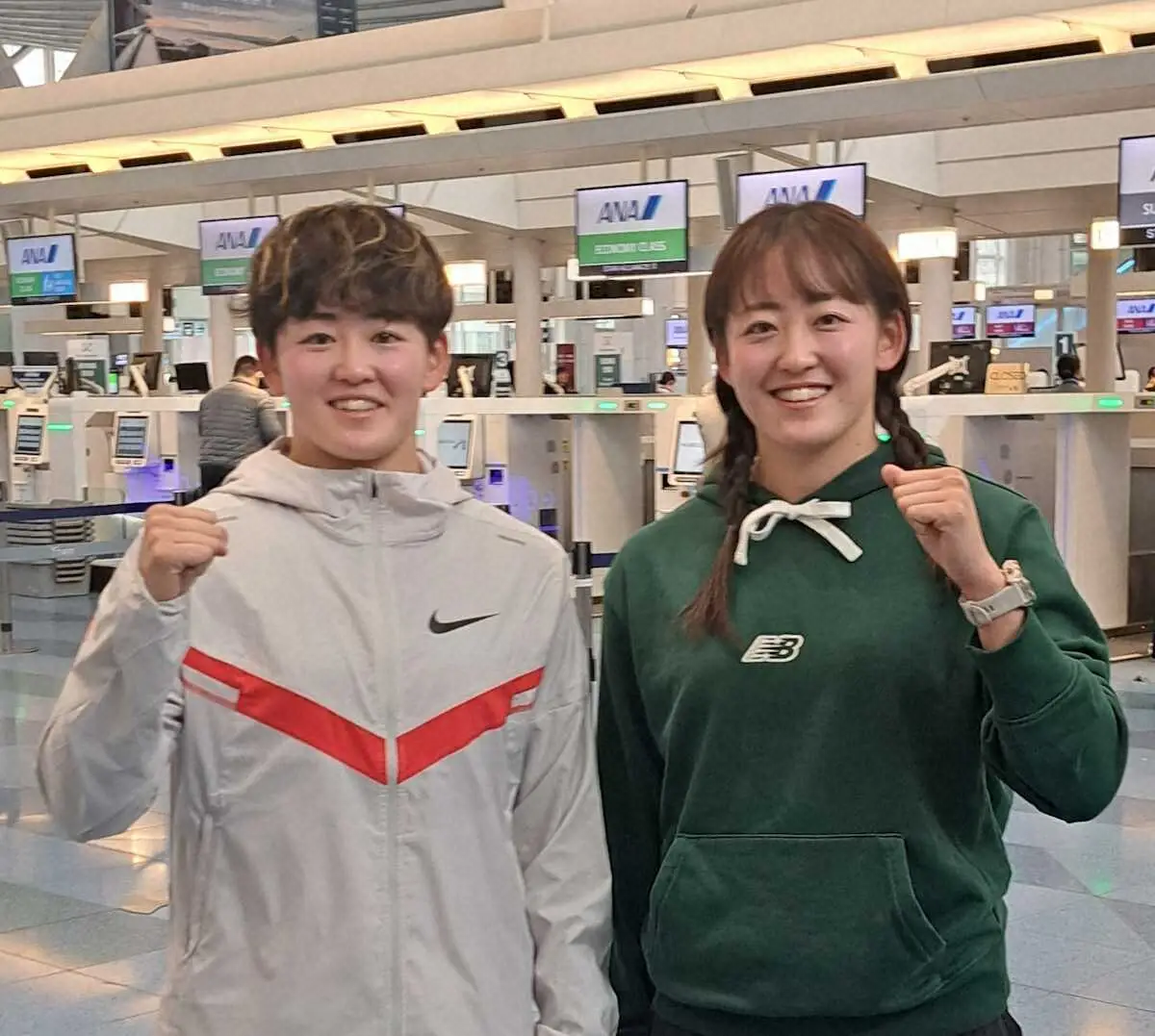 タイ合宿に向けて羽田空港を出発した岩井明愛（左）、千怜姉妹