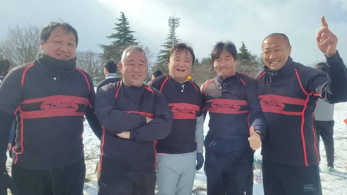 津軽雪上ラグビー大会に参加した（右から）伊藤剛臣氏、松田努氏、安東元吉氏、松尾勝博氏、和嶋仁氏