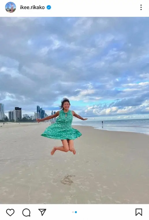 池江璃花子　スカートひらり、ワンピ跳躍ショット公開に「ジャンプ力ヤバい！」「すごい跳んでる！」