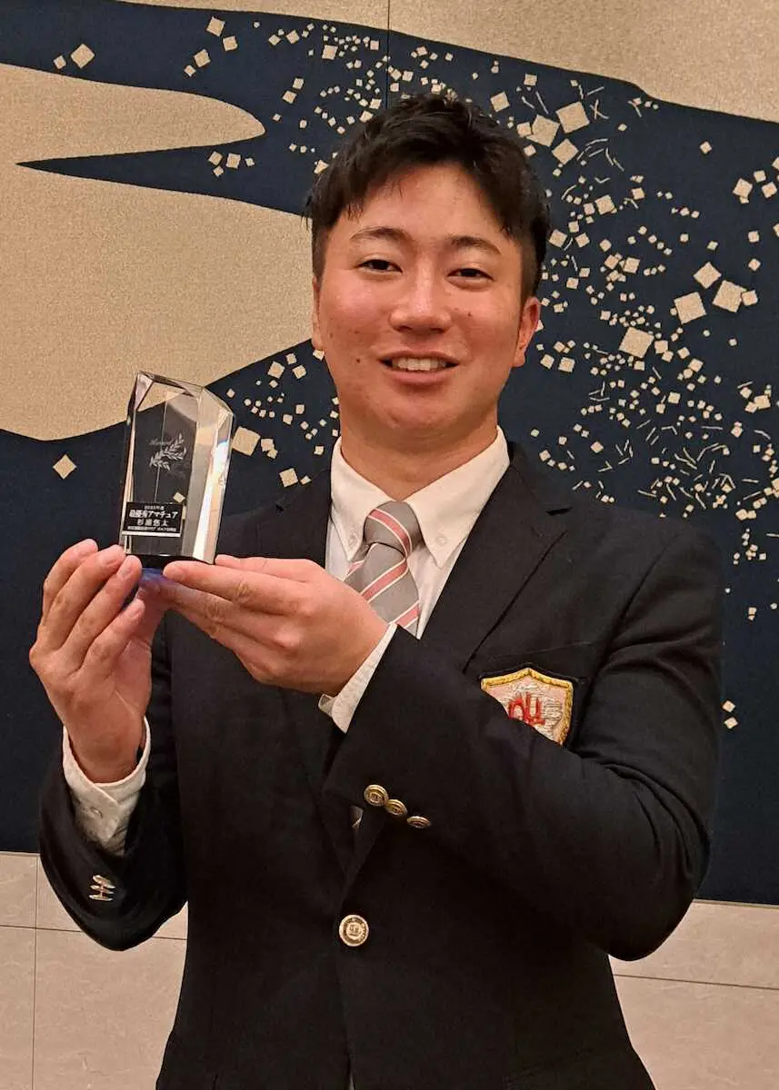 日大ゴルフ部祝賀会での取材後、東京運動記者クラブから23年度最優秀アマチュアの記念トロフィーを受け取り笑顔の杉浦悠太